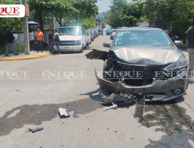 Aparatoso accidente en la colonia Chapultepec deja solo daños materiales