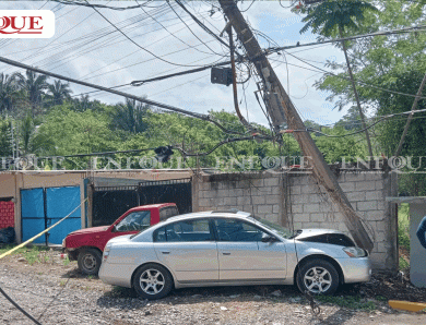 Mujer de la tercera edad se impacta con un poste de luz