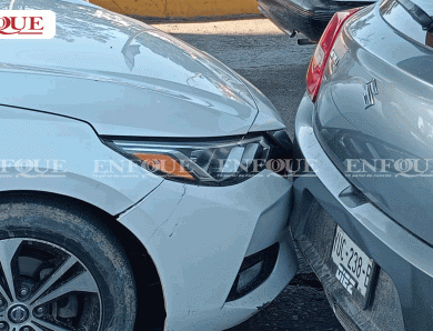 Daños materiales en choque por alcance frente a la Plaza Cívica