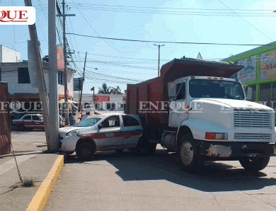 Aparatoso choque entre taxi y camión de volteo provoca caos vial en Poza Rica