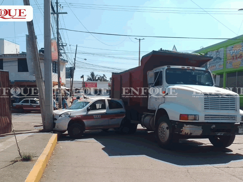 Aparatoso choque entre taxi y camión de volteo provoca caos vial en Poza Rica