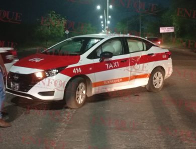 Taxi le corta el paso a motociclista y lo manda al hospital en Tuxpan