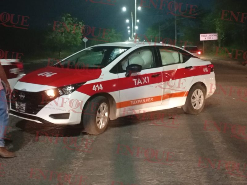Taxi le corta el paso a motociclista y lo manda al hospital en Tuxpan