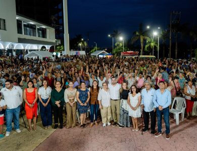 Tuxpan celebra a lo grande a las madres tuxpeñas; más de 1,200 asistentes llenan la Plaza Cívica