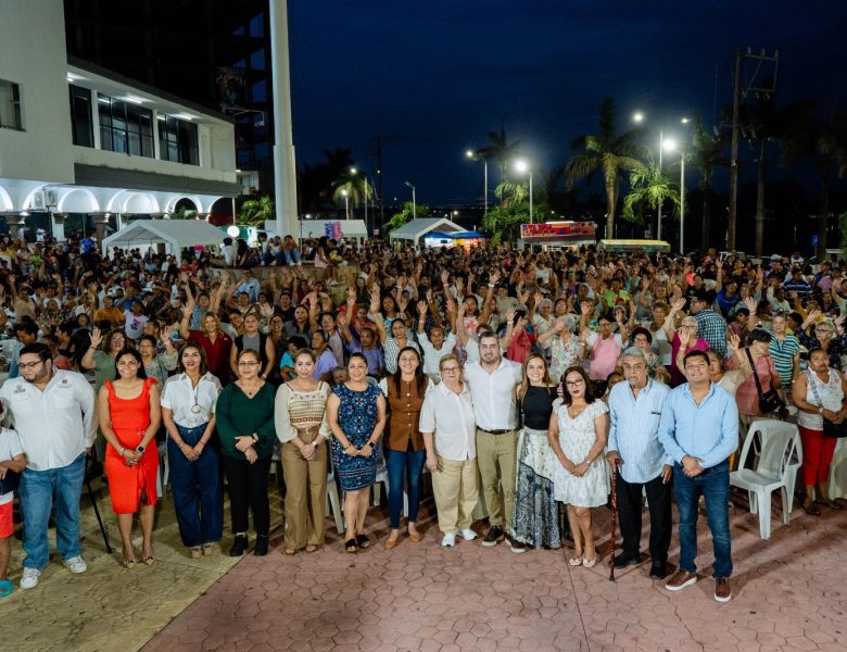 Tuxpan celebra a lo grande a las madres tuxpeñas; más de 1,200 asistentes llenan la Plaza Cívica