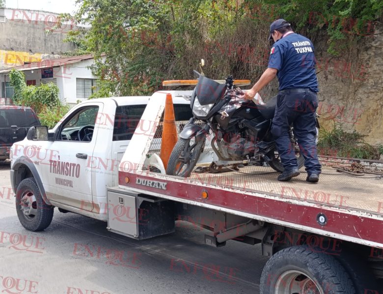 Motociclista embiste a empleada de Limpia Pública en pleno libramiento de Tuxpan