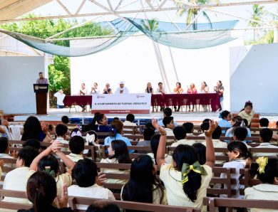 Gobierno Municipal, CFEnergía y TC Energía fortalecen a la Barra Norte con entrega de lámparas solares y equipo de cómputo