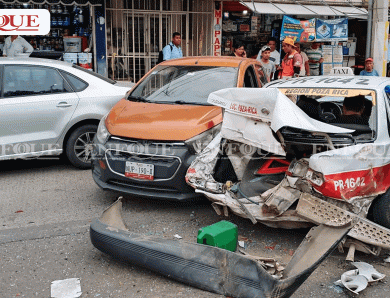 Brutal choque múltiple deja un lesionado y cuantiosos daños en bulevar Ruiz Cortines