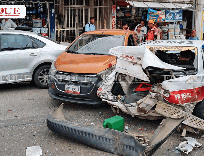 Brutal choque múltiple deja un lesionado y cuantiosos daños en bulevar Ruiz Cortines