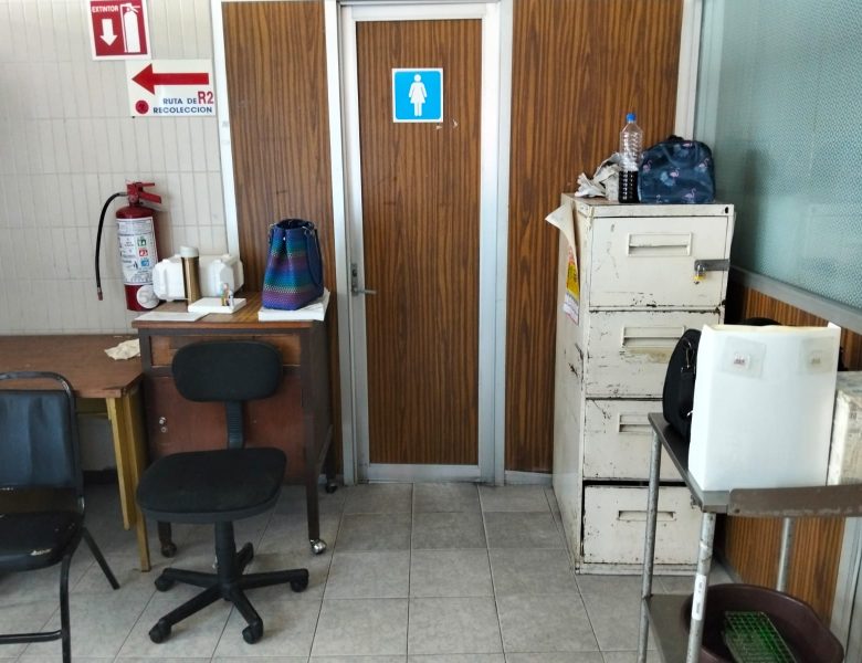 CRISIS EN LA UMAE 14 DEL IMSS VERACRUZ, REALIZAN ESTUDIOS DE TERAPIA INTENSIVA JUNTO A LOS BAÑOS