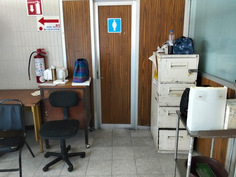 CRISIS EN LA UMAE 14 DEL IMSS VERACRUZ, REALIZAN ESTUDIOS DE TERAPIA INTENSIVA JUNTO A LOS BAÑOS