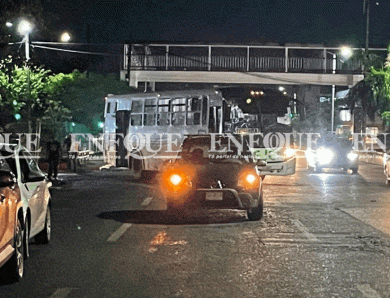 Brutal choque entre autobús y camioneta deja cuantiosos daños materiales