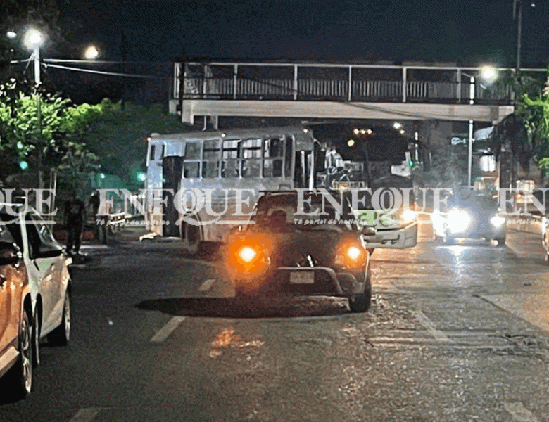 Brutal choque entre autobús y camioneta deja cuantiosos daños materiales