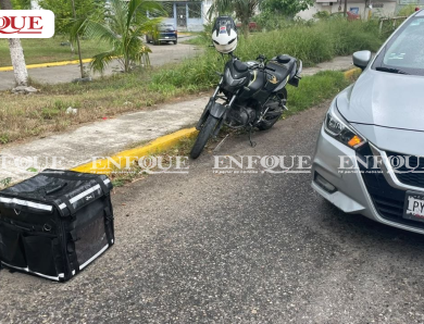 Motociclista termina en el pavimento tras choque