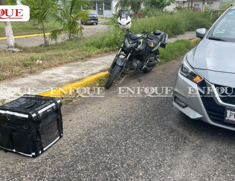 Motociclista termina en el pavimento tras choque